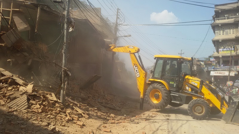 राज्यको रवैयाः व्यक्तिका जग्गामा सरकारको मनोमानी, सडकले बनाइदियो सुकुम्बासी